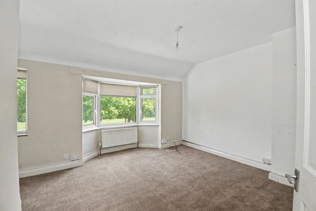 Property photo 3 of 20 146 Denham Way, Maple Cross, Rickmansworth, Hertfordshire, Wd3 9Sp
