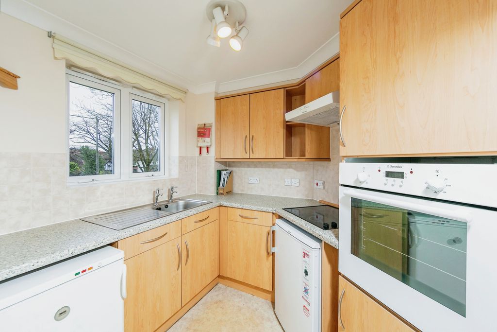 Property photo 3 of 9 Kitchen
