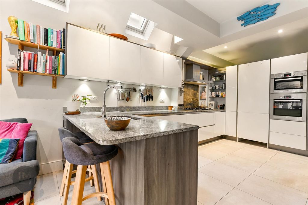 Property photo 3 of 7 Kitchen/Dining Room