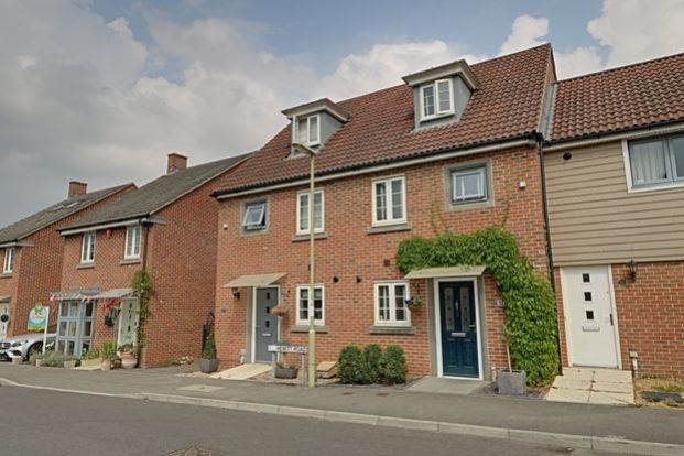 Property photo 1 of 12 Ewemove Basingstoke Hewitt Road External Front