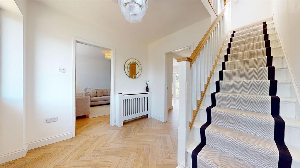 Property photo 2 of 27 Eagle Crescent Hall