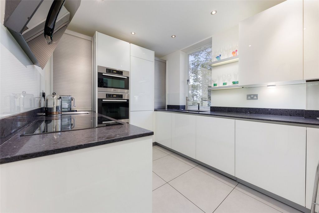 Property photo 3 of 19 Kitchen