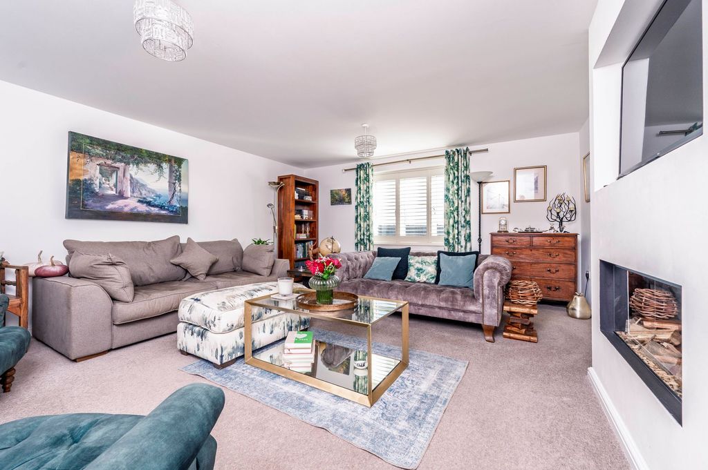 Property photo 2 of 27 Living Room