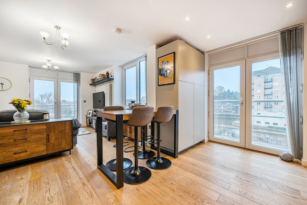 Property photo 3 of 24 1409953-5-698B03d...