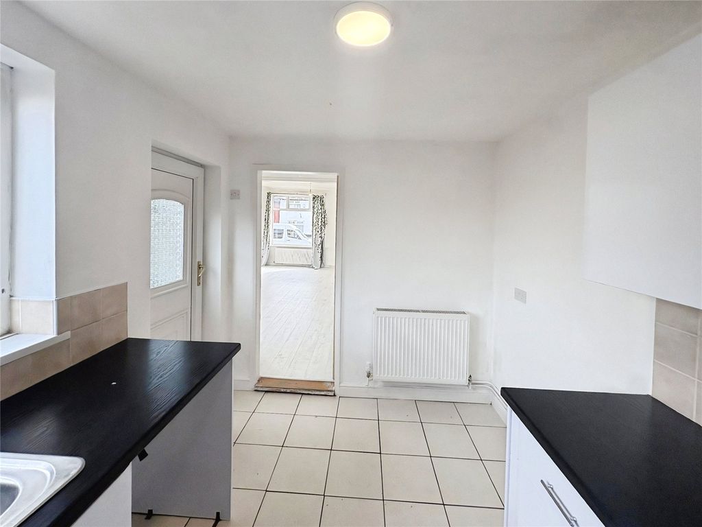 Property photo 3 of 11 Kitchen