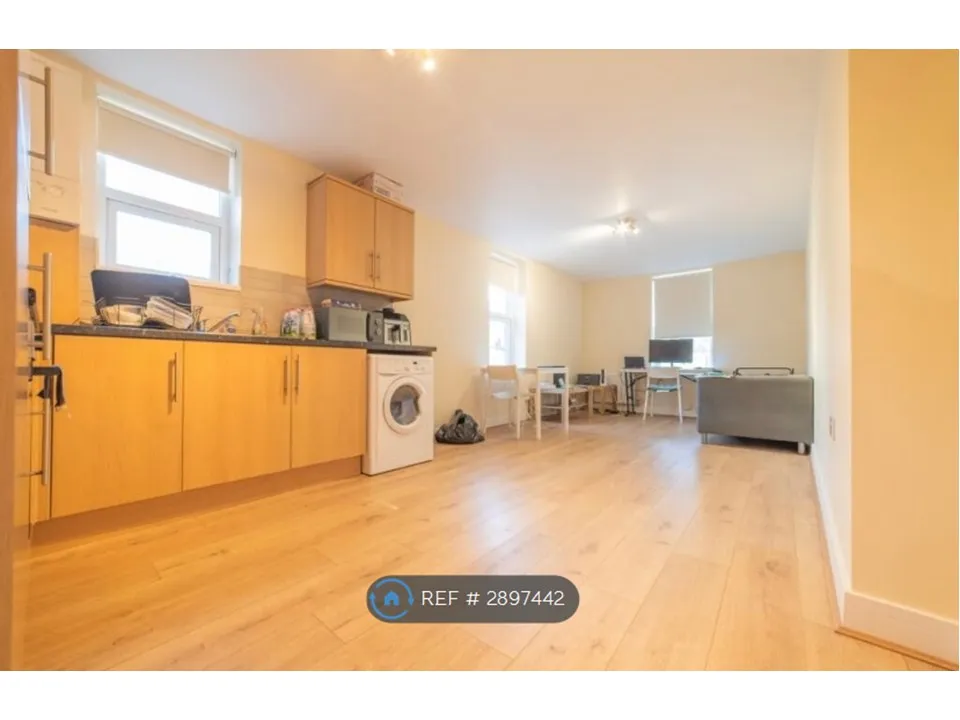 Apartment in Cardiff CF24, Roath - View 3