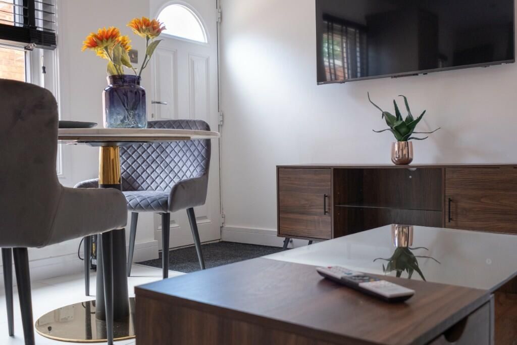 Property photo 3 of 14 A Modern And Well-Maintained Living Room With Cont...