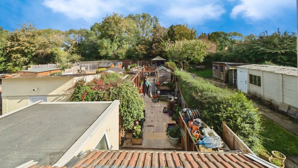 Property photo 3 of 17 Pbox-Garden-344893.Jpg