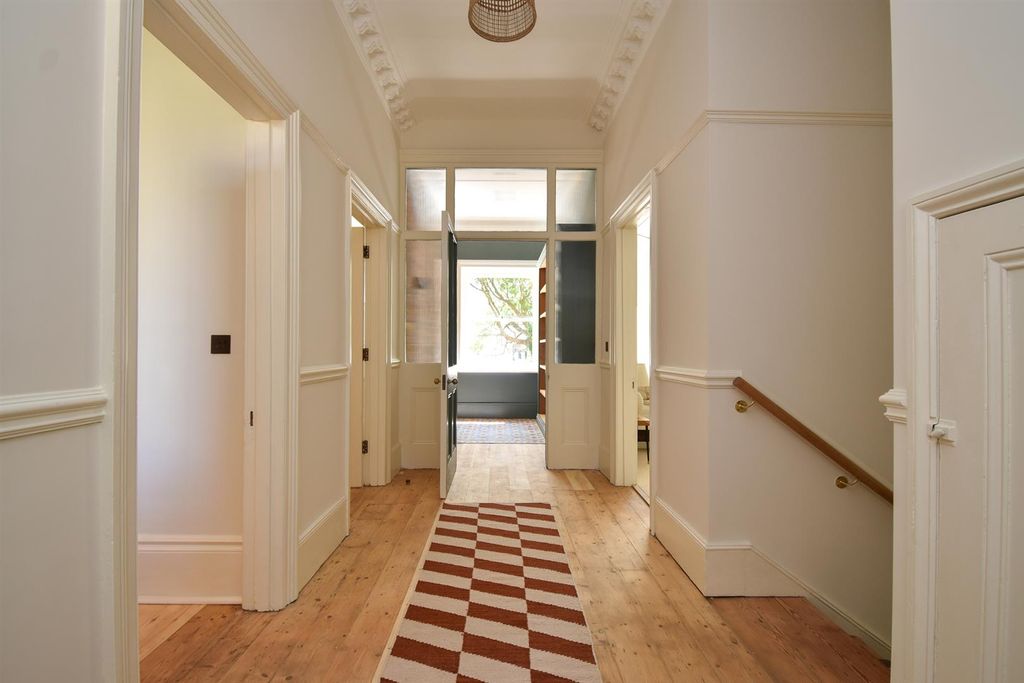Property photo 3 of 25 Entrance Hall