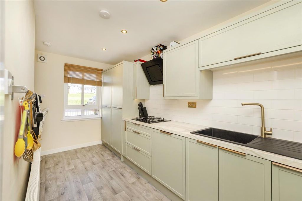Property photo 3 of 31