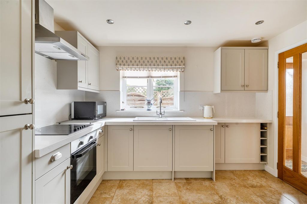 Property photo 2 of 13 Kitchen / Breakfast Room