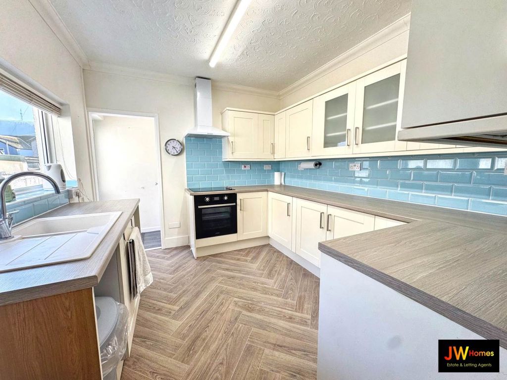 Property photo 3 of 10 Kitchen (19)