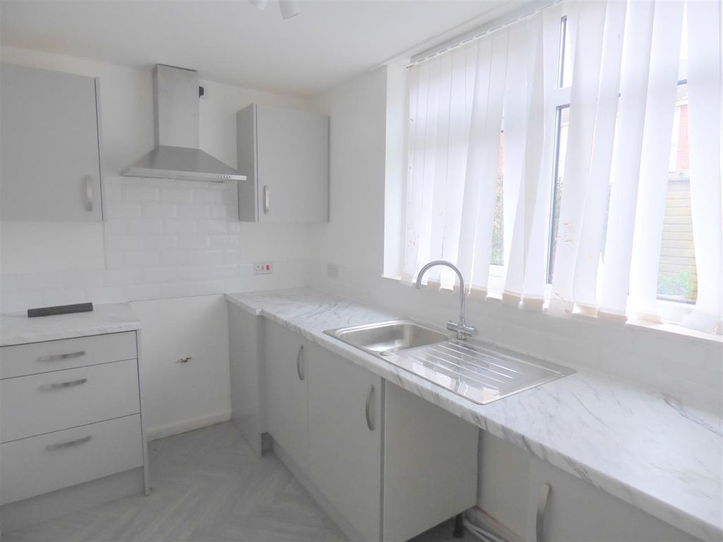 Property photo 3 of 6 Kitchen