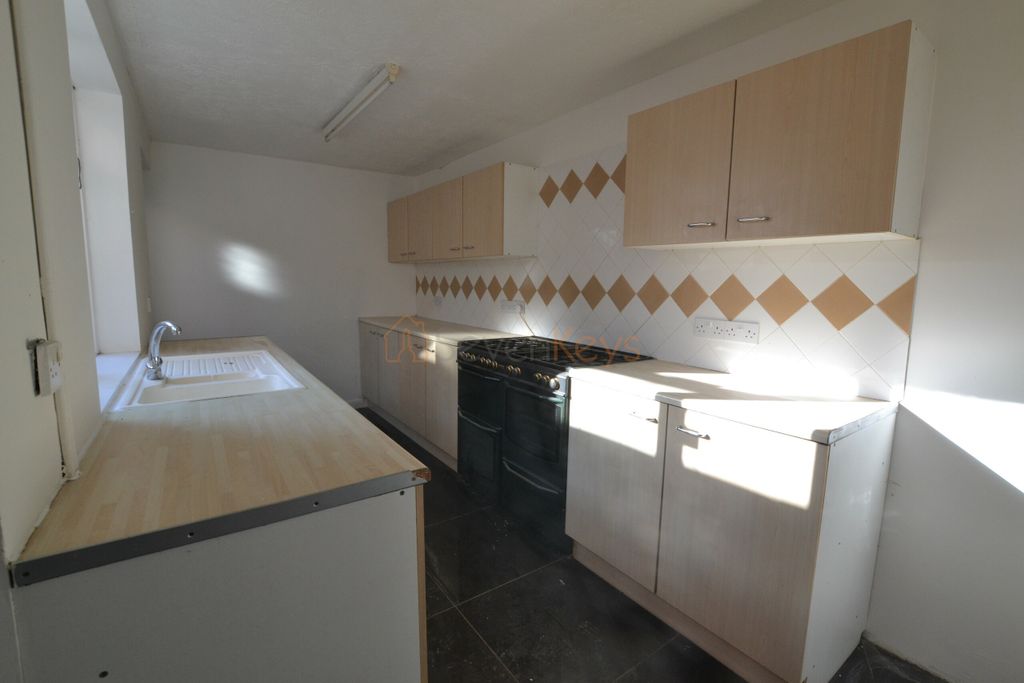 Property photo 3 of 7 Kitchen