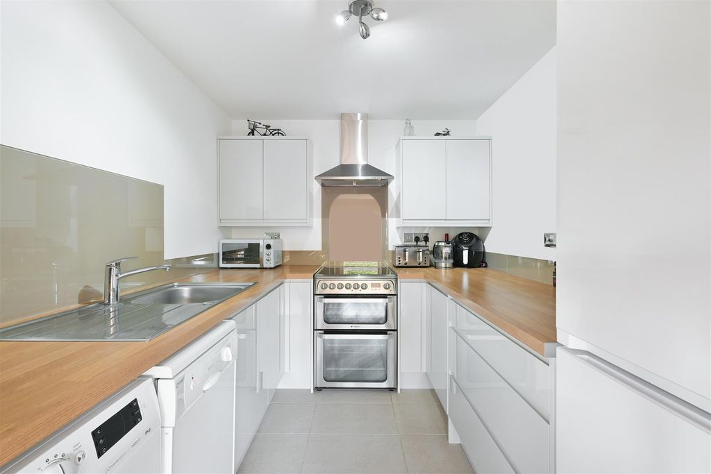 Property photo 3 of 11 Rossignol Gardens, 59- (2).Jpg