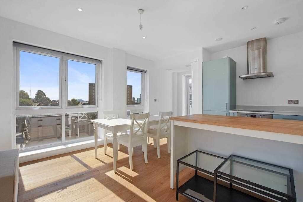 Property photo 3 of 16 Kitchen Bar