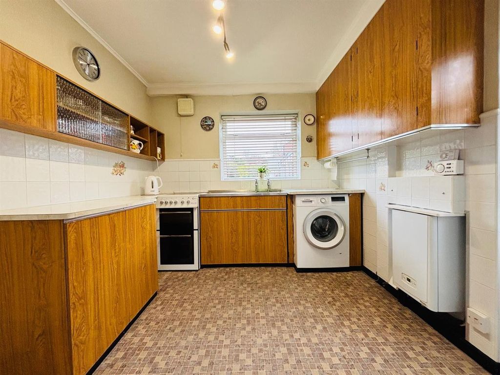 Property photo 3 of 17 Fitted Kitchen: