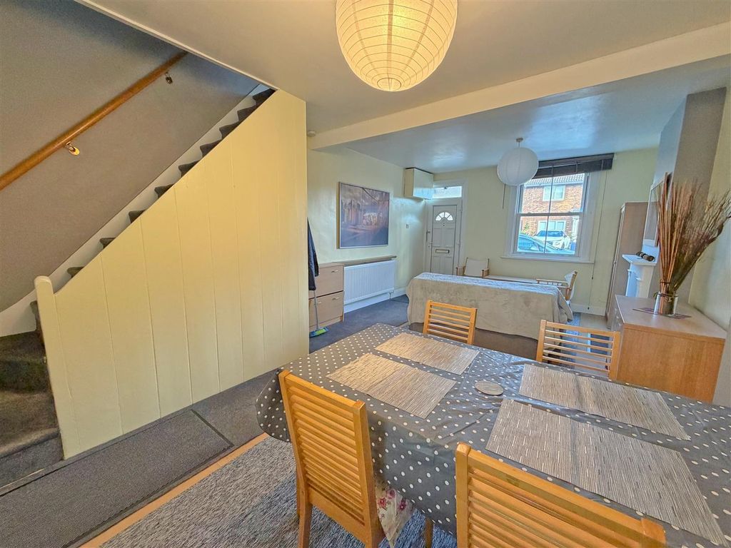 Property photo 3 of 9 Through Lounge