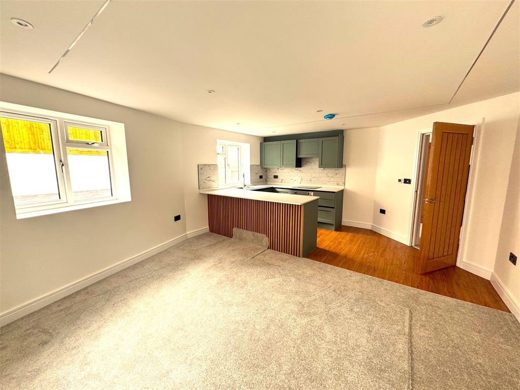 Property photo 2 of 7 Flat 2 Kit Lounge.Jpg