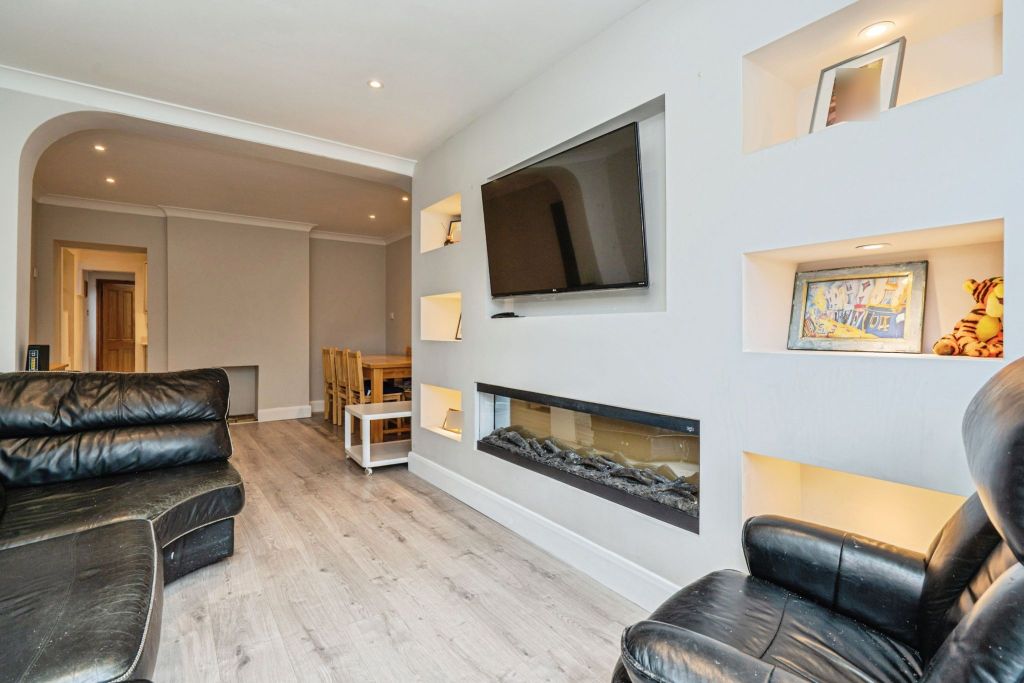 Property photo 3 of 19 Lounge
