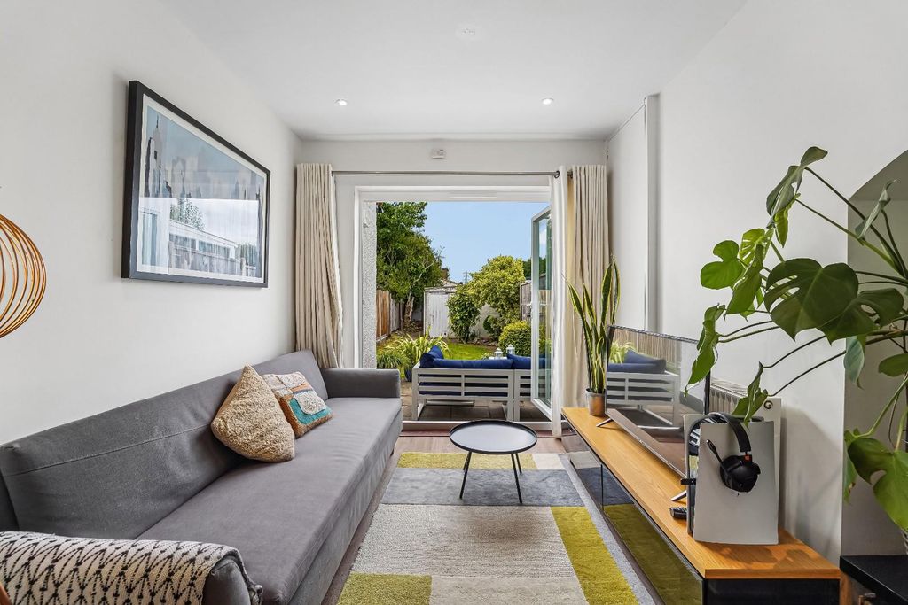 Property photo 2 of 14 Kingshill Avenue