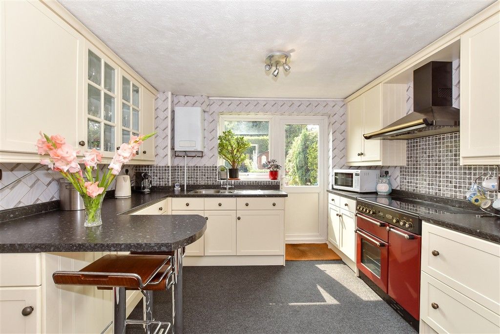 Property photo 3 of 10 Kitchen