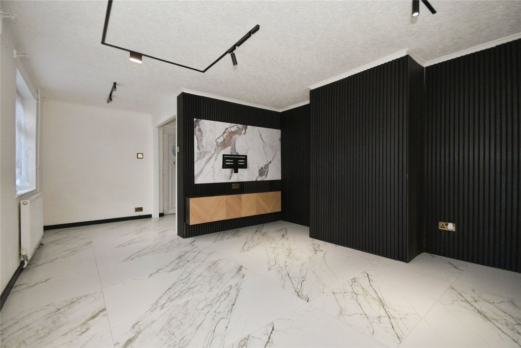 Property photo 2 of 17 Lounge