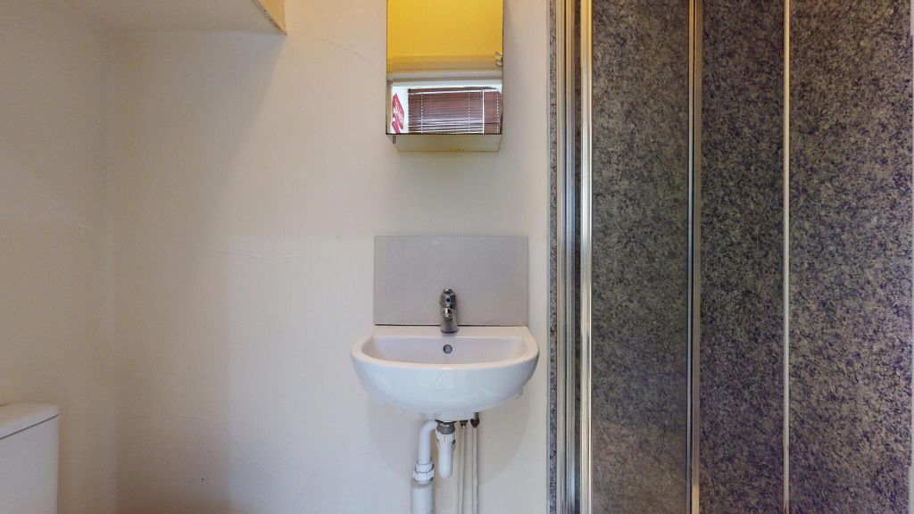 Property photo 3 of 11 Bathroom