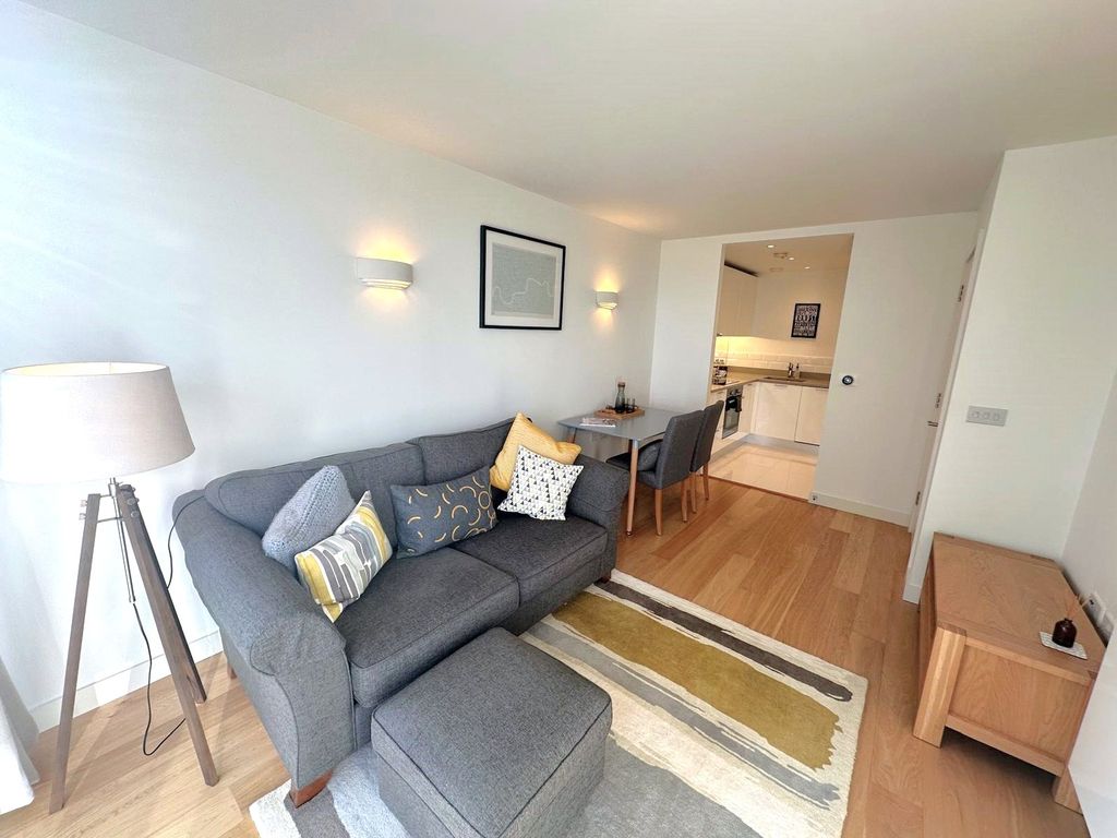 Property photo 2 of 11 Lounge (2)