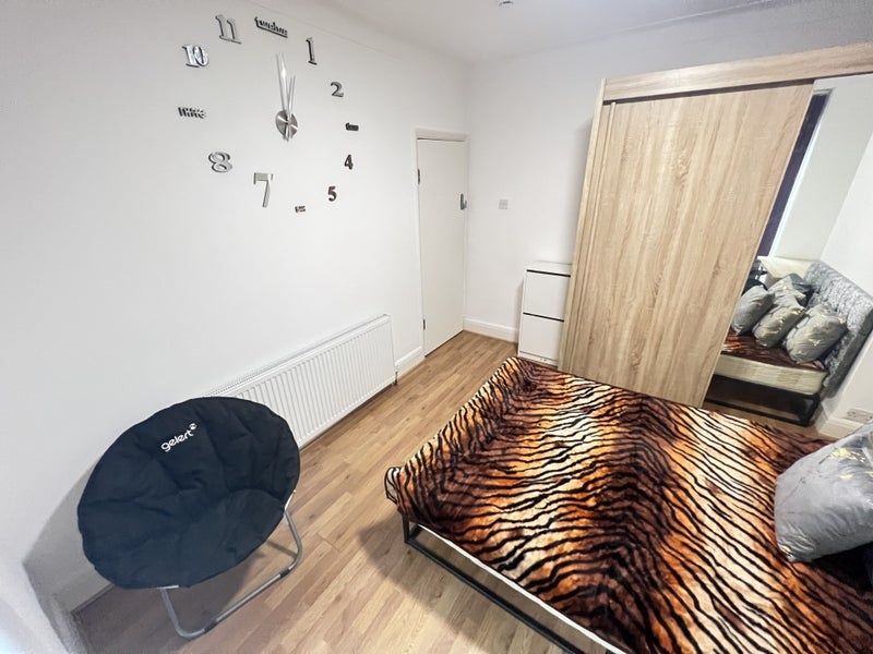Property photo 3 of 6 Cozy Double Bedroom Featuring A Stylish Tiger-Stri...