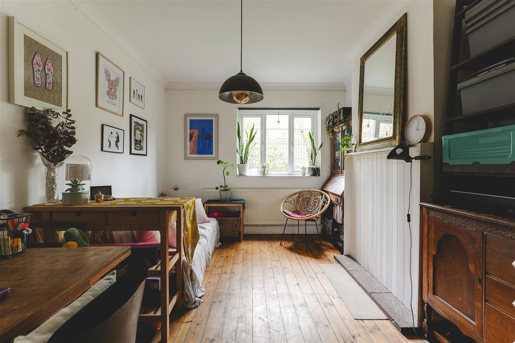 Property photo 1 of 17 Wellington Mansions-2.Jpg