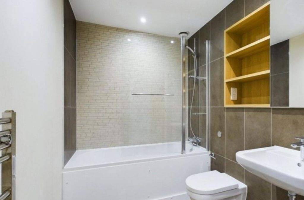 Property photo 2 of 10 Bathroom