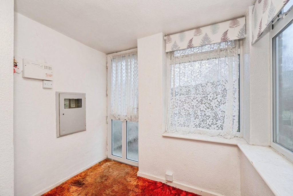 Property photo 2 of 21 13Tolmandrive-18.Jpg