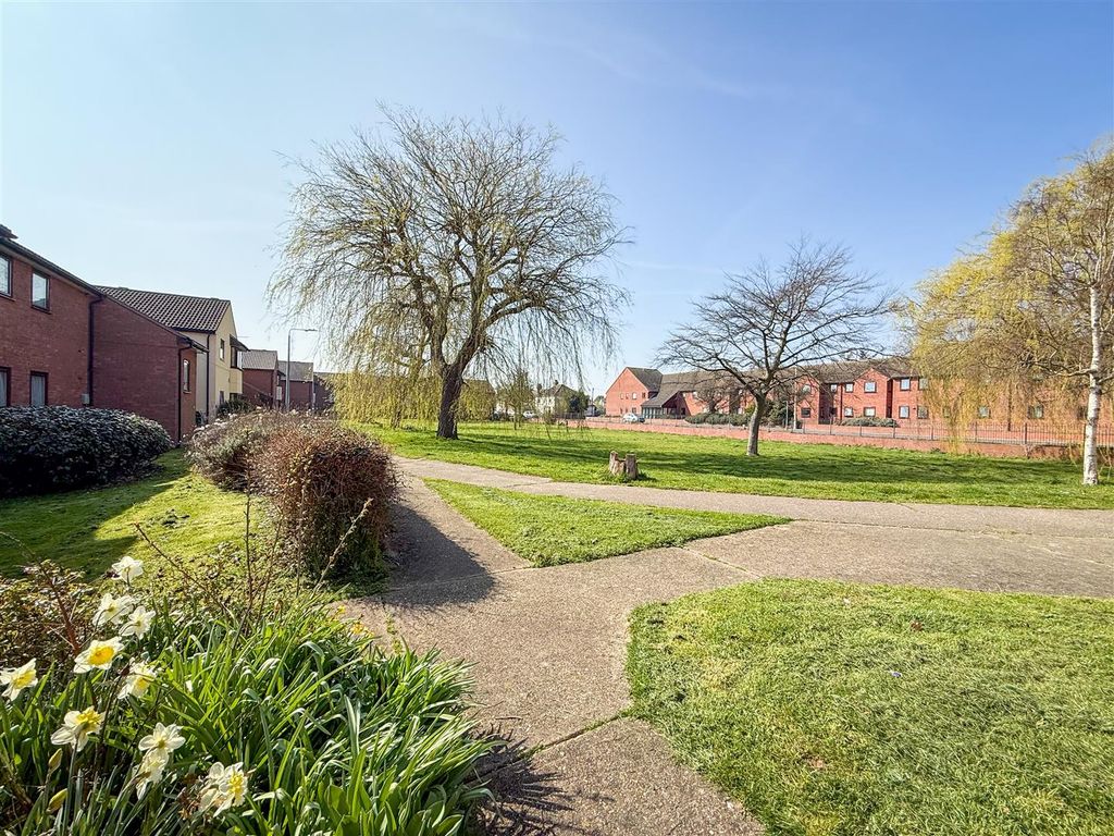 Property photo 2 of 10 Greensward To Front