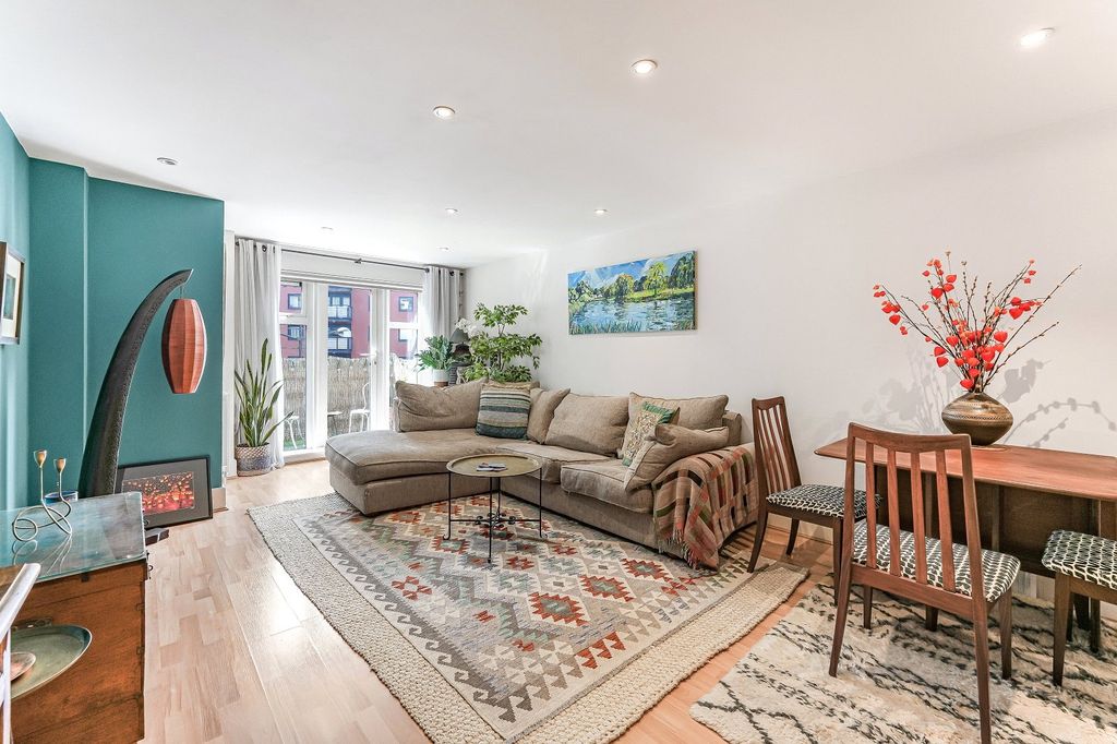 Property photo 2 of 20 Sitting Room