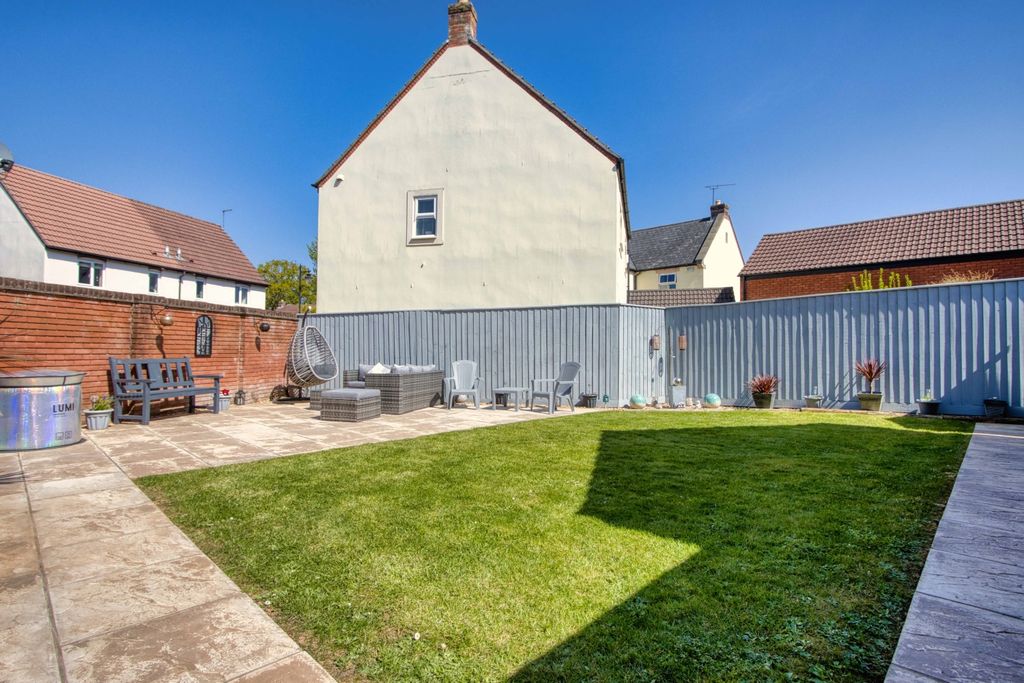 Property photo 2 of 27 Ewemove Taunton - Venn Close (6)