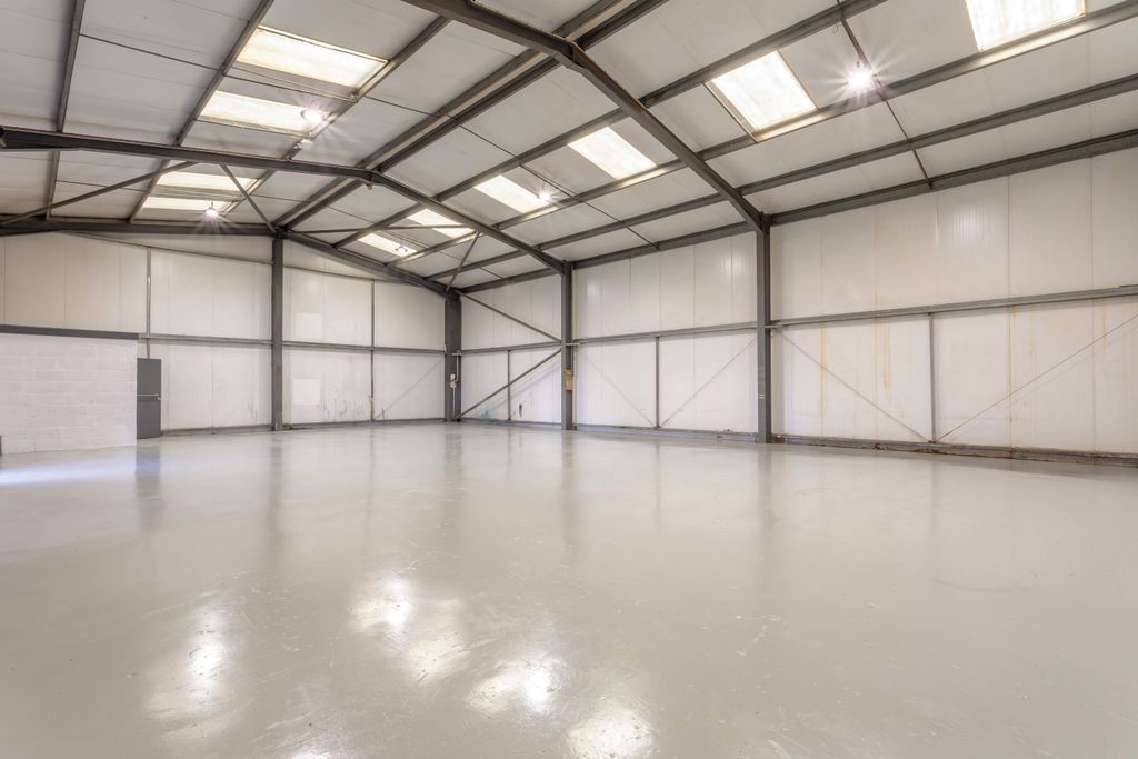 Property photo 3 of 12 8681719-Interior07-800