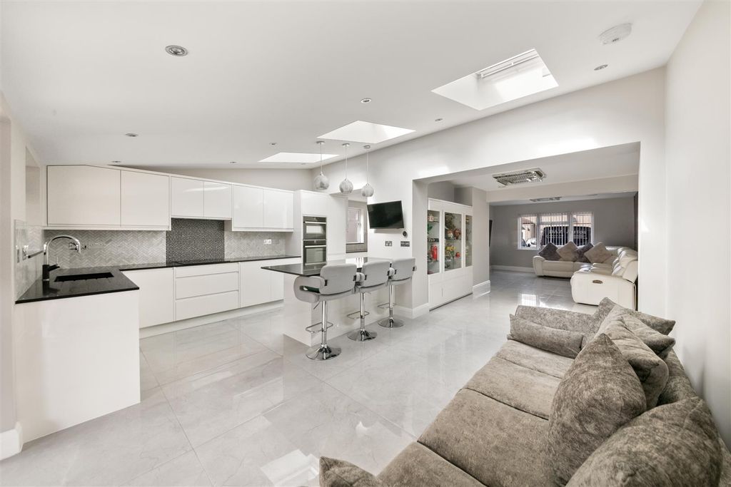Property photo 2 of 25 3