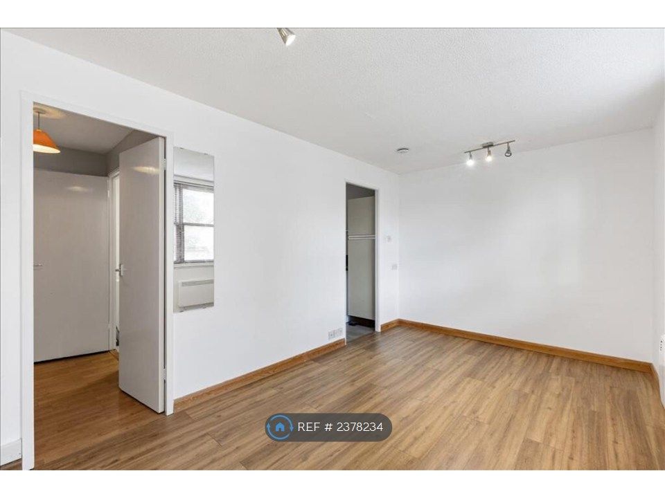 Property photo 3 of 12 Living/Bedroom