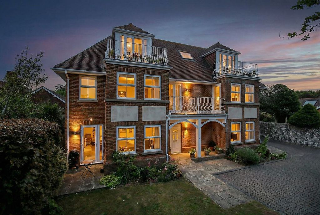 Property photo 1 of 13 Twilight