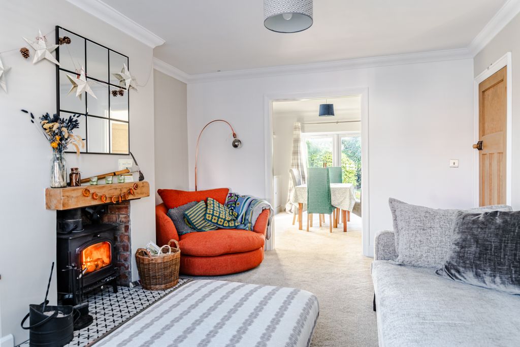 Property photo 3 of 30 Living2