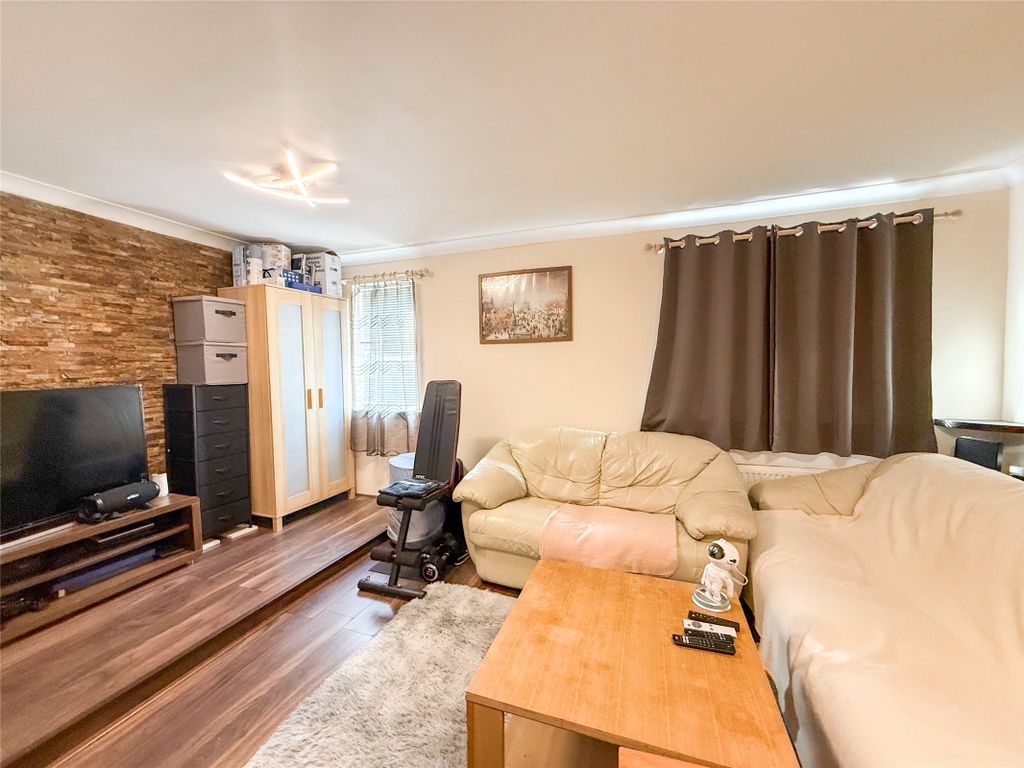 Property photo 2 of 19 Lounge