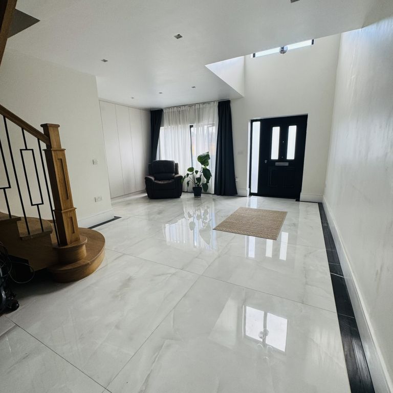 Property photo 3 of 29 Hall Way