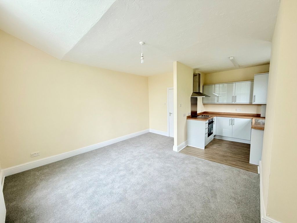Property photo 3 of 6 Lounge Kitchen