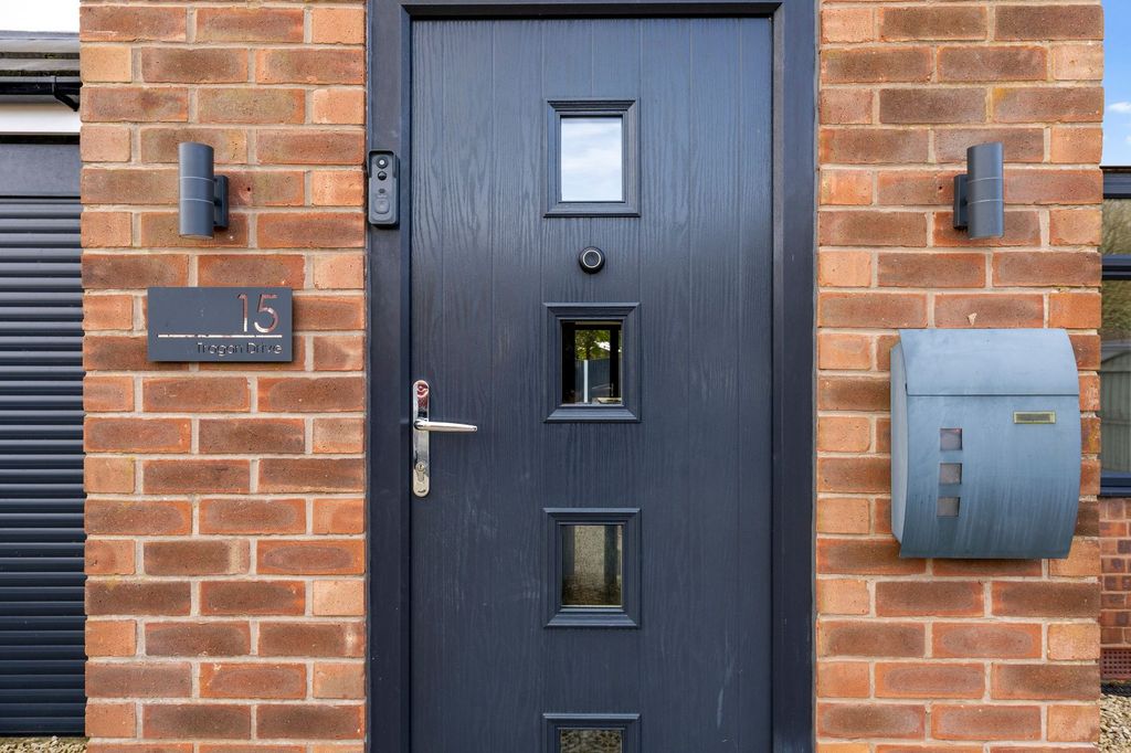 Property photo 2 of 33
