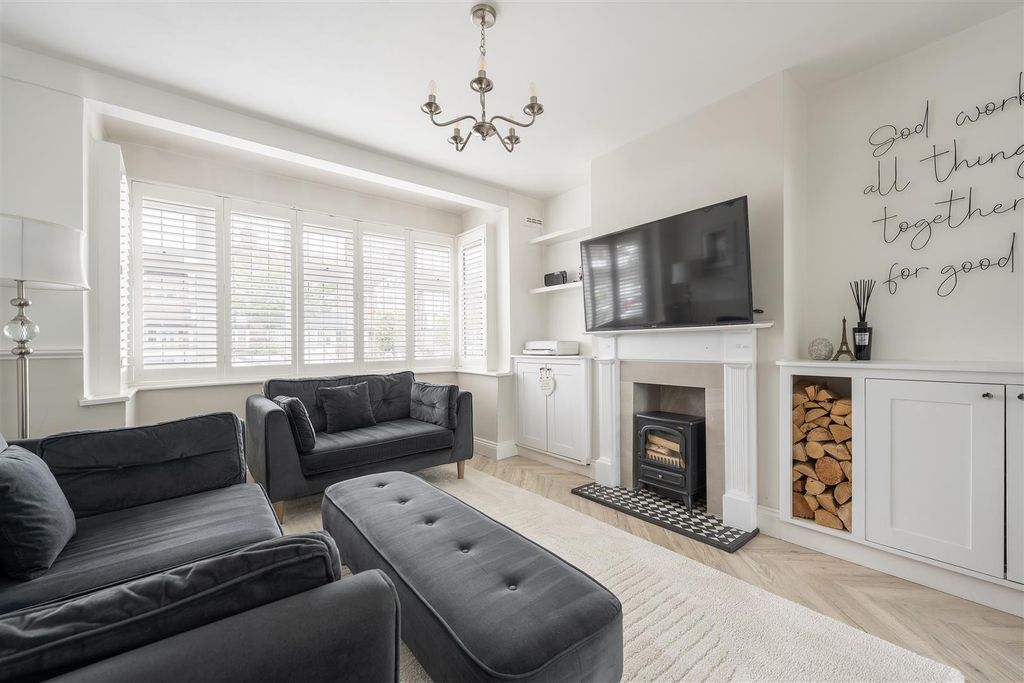 Property photo 3 of 26 Brackley Square, Ig8