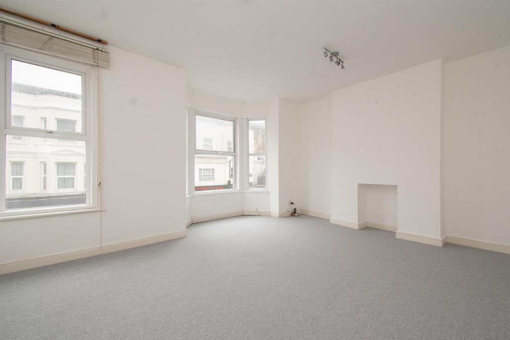 Property photo 2 of 11 Living Space