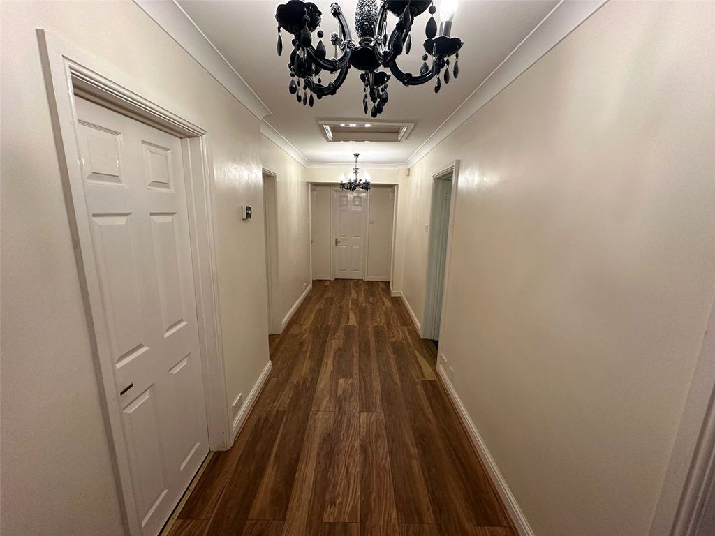 Property photo 2 of 11 Hallway