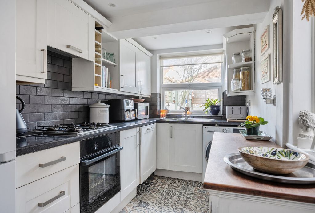 Property photo 3 of 20 1409516-12-698358...