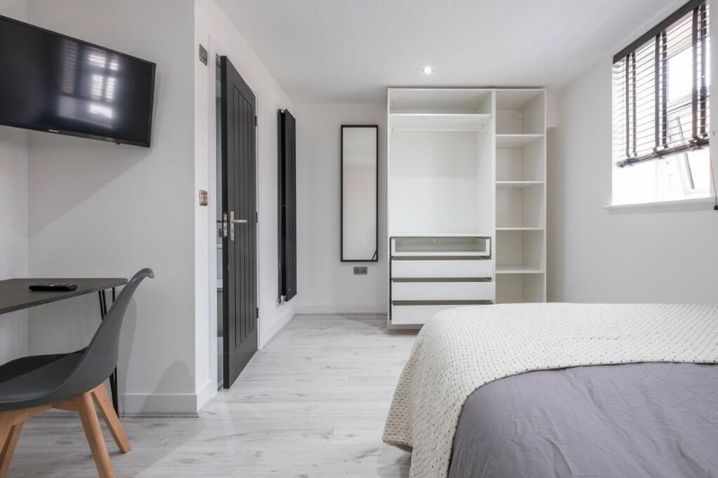 Property photo 2 of 13 A Stylish And Well-Lit Double Bedroom Featuring Mo...